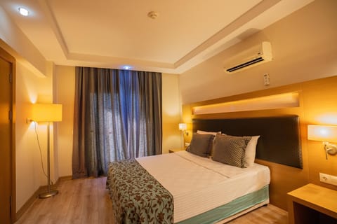 Minibar, in-room safe, bed sheets