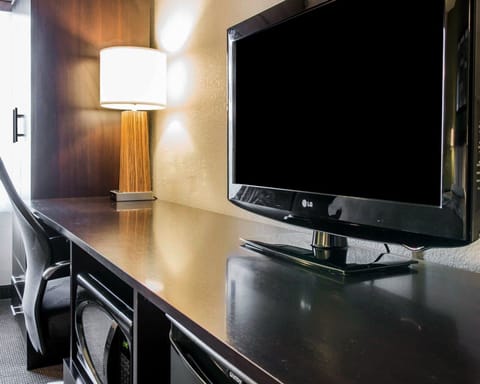 Standard Room, 1 King Bed, Non Smoking | 1 bedroom, premium bedding, desk, blackout drapes