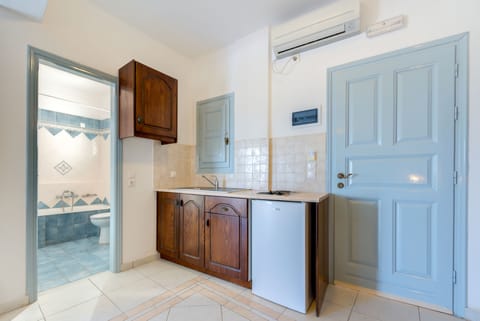 Fridge, stovetop, electric kettle, cookware/dishes/utensils