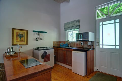 Mountain View Family Cottage  | Private kitchen | Fridge, coffee/tea maker