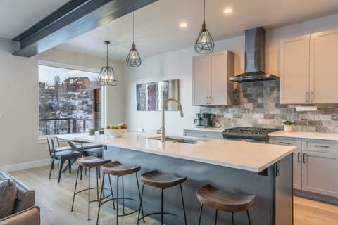 House, 5 Bedrooms | Private kitchen | Fridge, microwave, oven, coffee/tea maker