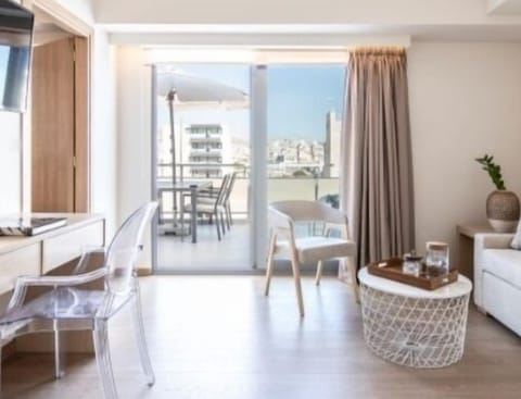 Senior Studio Suite | Living area | TV