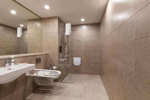 Double Room, Accessible | Bathroom | Shower, rainfall showerhead, hair dryer, towels