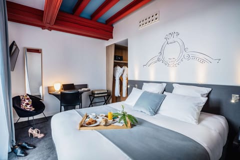 Superior Room, 1 King Bed, Non Smoking, Balcony | Premium bedding, pillowtop beds, in-room safe, individually decorated