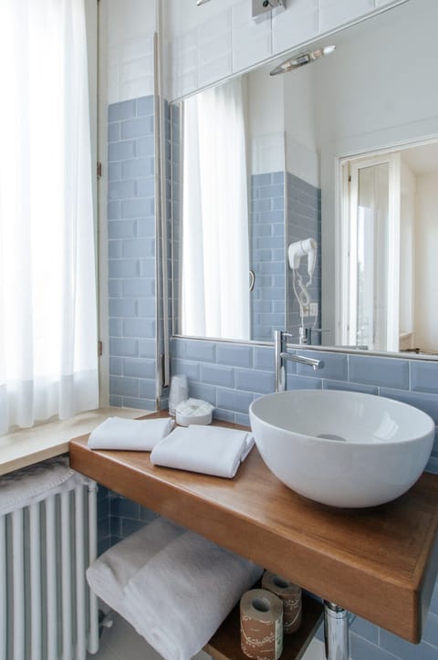 Shower, free toiletries, hair dryer, bidet