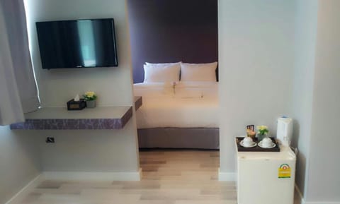 In-room safe, free WiFi, bed sheets