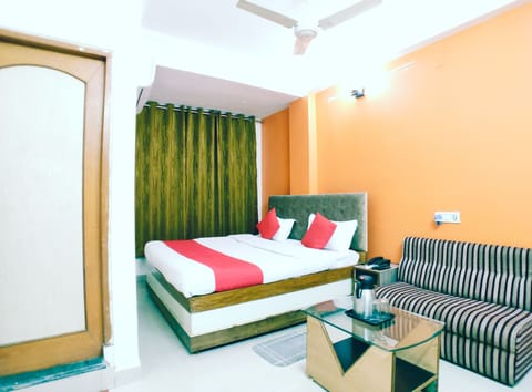 Deluxe Room | Desk, WiFi (free), bed sheets