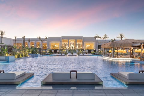 2 outdoor pools