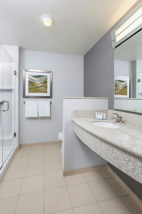 Combined shower/tub, designer toiletries, hair dryer, towels