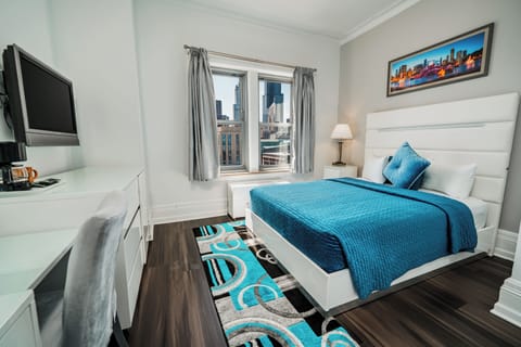 Queen Room, Interior View | Hypo-allergenic bedding, in-room safe, desk, laptop workspace