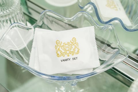 Combined shower/tub, deep soaking tub, eco-friendly toiletries