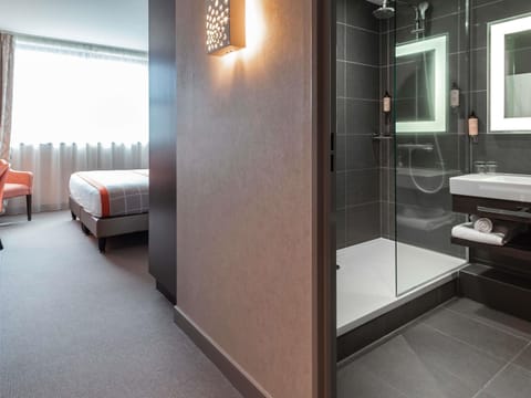 Privilege, Room, 1 Double Bed | Free minibar, in-room safe, desk, blackout drapes