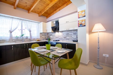 Comfort House | Private kitchen | Full-size fridge, microwave, oven, stovetop