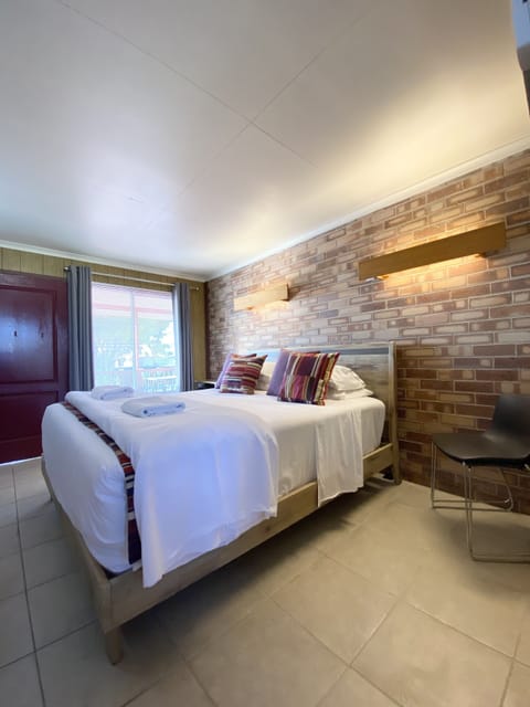 King Bed 2 People Room | Blackout drapes, iron/ironing board, WiFi (free), bed sheets