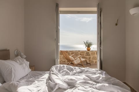 Premium bedding, in-room safe, individually decorated