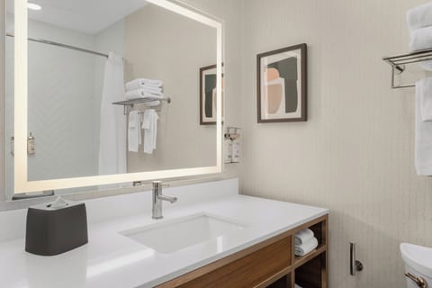 Combined shower/tub, free toiletries, hair dryer, towels