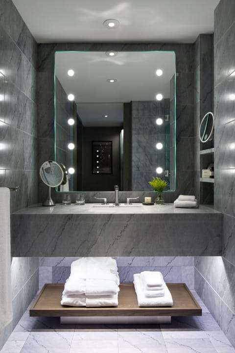 Fairmont Gold, Signature Suite, 2 Double Beds, Accessible | Bathroom | Designer toiletries, hair dryer, bathrobes, slippers