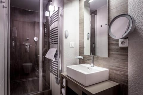 Combined shower/tub, free toiletries, hair dryer, slippers