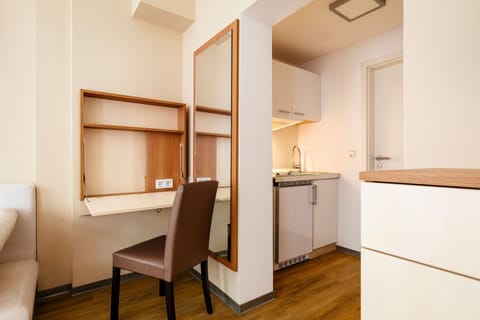 Studio | Private kitchenette | Fridge, coffee/tea maker