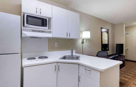 Room, 1 King Bed, Accessible, Kitchen (Mobil, Non-Smoking) | Private kitchenette | Fridge, microwave, stovetop, cookware/dishes/utensils
