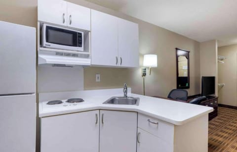 Room, 1 King Bed, Accessible, Kitchen (Mobil, Non-Smoking) | Private kitchenette | Fridge, microwave, stovetop, cookware/dishes/utensils