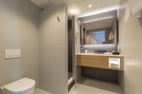 Junior Room | Bathroom | Shower, rainfall showerhead, towels, soap