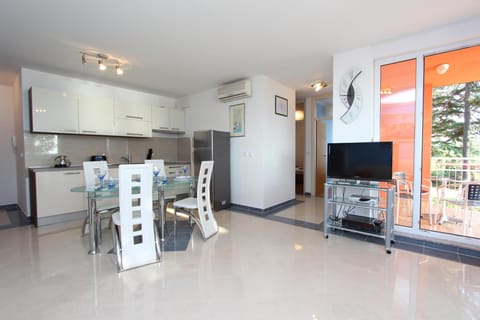 Apartment, 2 Bedrooms, Non Smoking, Balcony | Private kitchen | Fridge, microwave, stovetop, coffee/tea maker