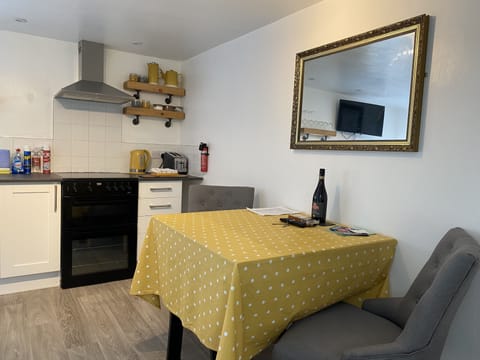 Cottage | Private kitchen | Fridge, microwave, oven, stovetop