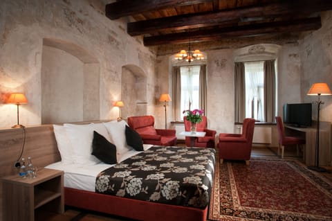 Deluxe Suite | Minibar, in-room safe, desk, iron/ironing board