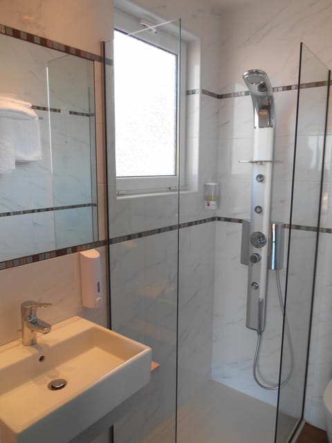 Shower, hydromassage showerhead, free toiletries, hair dryer