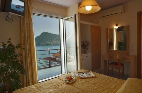 Triple Room | In-room safe, desk, blackout drapes, soundproofing