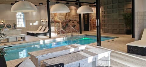Couples treatment rooms, sauna, hot tub, steam room, body treatments