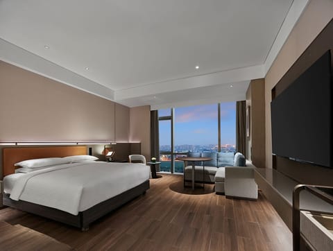 Hypo-allergenic bedding, minibar, in-room safe, desk