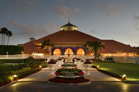 Couples treatment rooms, sauna, hot tub, steam room, body treatments