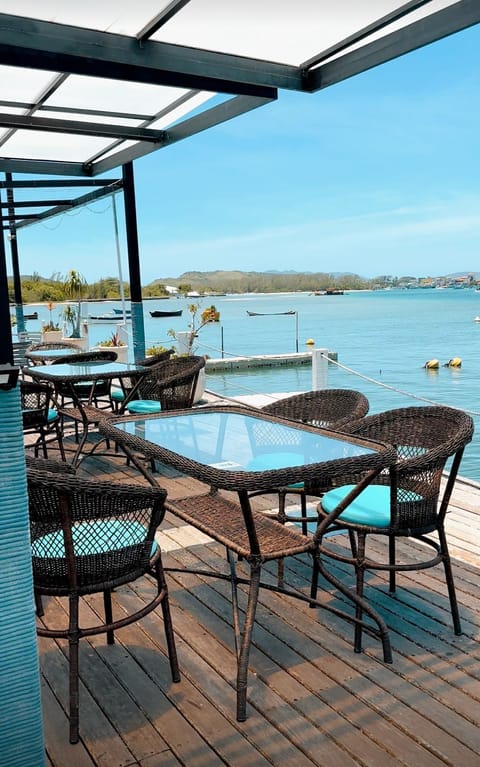 Breakfast, lunch, dinner served; international cuisine 