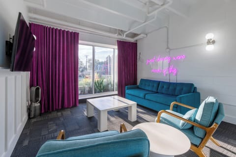 Room 116: Group Suite | Living area | Flat-screen TV, Netflix, Hulu, streaming services