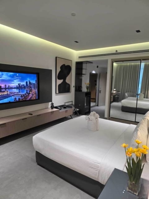 Premium Room, 1 King Bed | Hypo-allergenic bedding, minibar, in-room safe, individually decorated