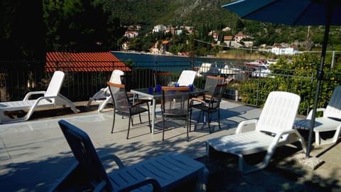 Villa | Outdoor dining