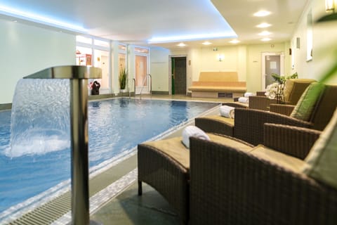 Indoor pool, sun loungers