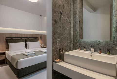 Comfort Single Room | Minibar, in-room safe, desk, blackout drapes