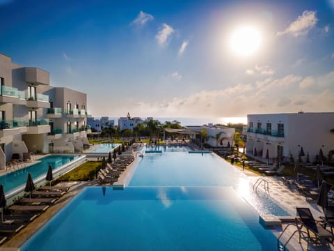 Seasonal outdoor pool, lifeguards on site