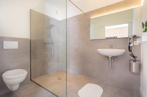 Superior Room | Bathroom | Shower, free toiletries, towels