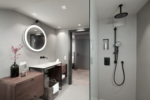 Royal Suite | Bathroom | Shower, free toiletries, hair dryer, bathrobes