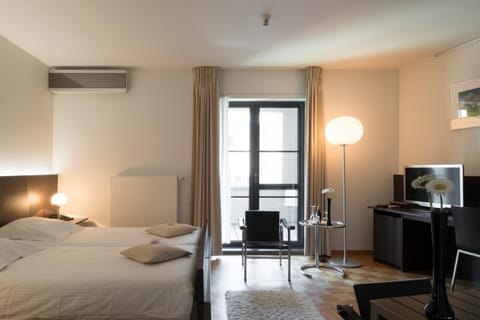 Down comforters, minibar, in-room safe, desk