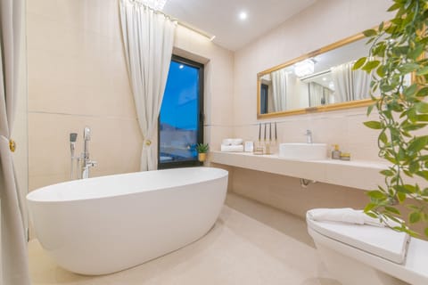 Luxury Double Room | Bathroom | Free toiletries, hair dryer, heated floors, towels