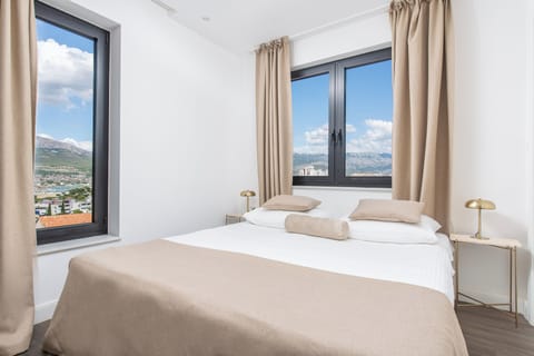 Deluxe Room | Blackout drapes, soundproofing, iron/ironing board, free WiFi