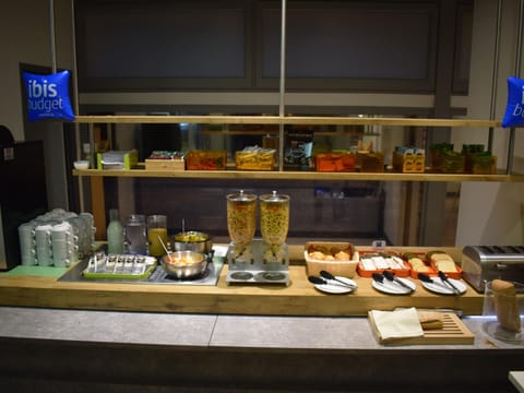 Daily buffet breakfast (EUR 7.5 per person)