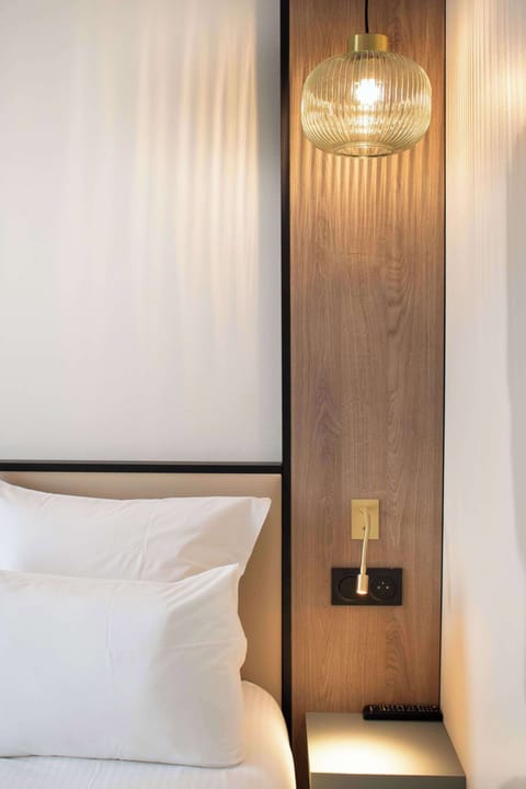 Premium bedding, desk, blackout drapes, soundproofing