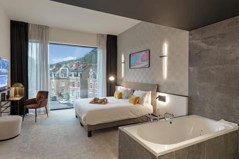 Junior Suite, 1 Double Bed, Bathtub, River View | 1 bedroom, in-room safe, desk, iron/ironing board