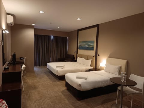 Deluxe Triplet | Minibar, in-room safe, desk, iron/ironing board